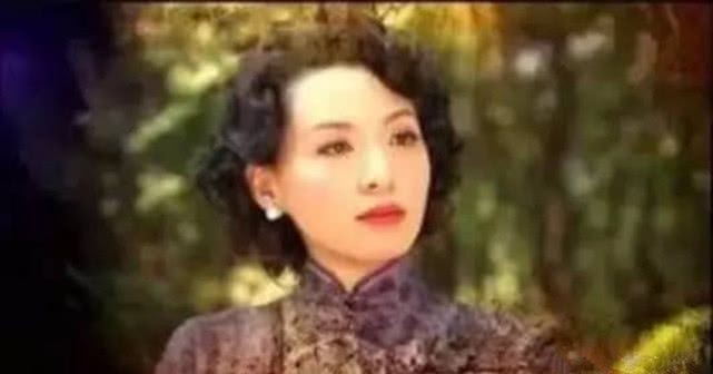 1918年，杜月笙头一次去舞厅，便相中了15岁的陈帼英，一把将她搂入怀中，姑娘吓