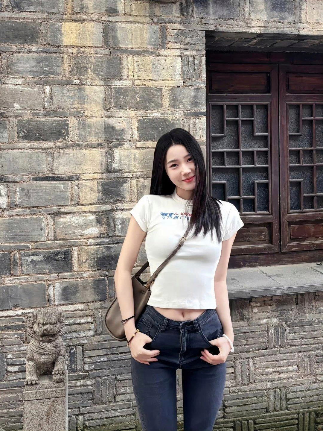 青砖木窗，装得下风景，容得下自由。。