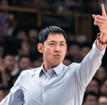 北控男篮主教练张庆鹏批评球员发挥，北控男篮惨败广州赛后，北控男篮主教练张庆鹏是批