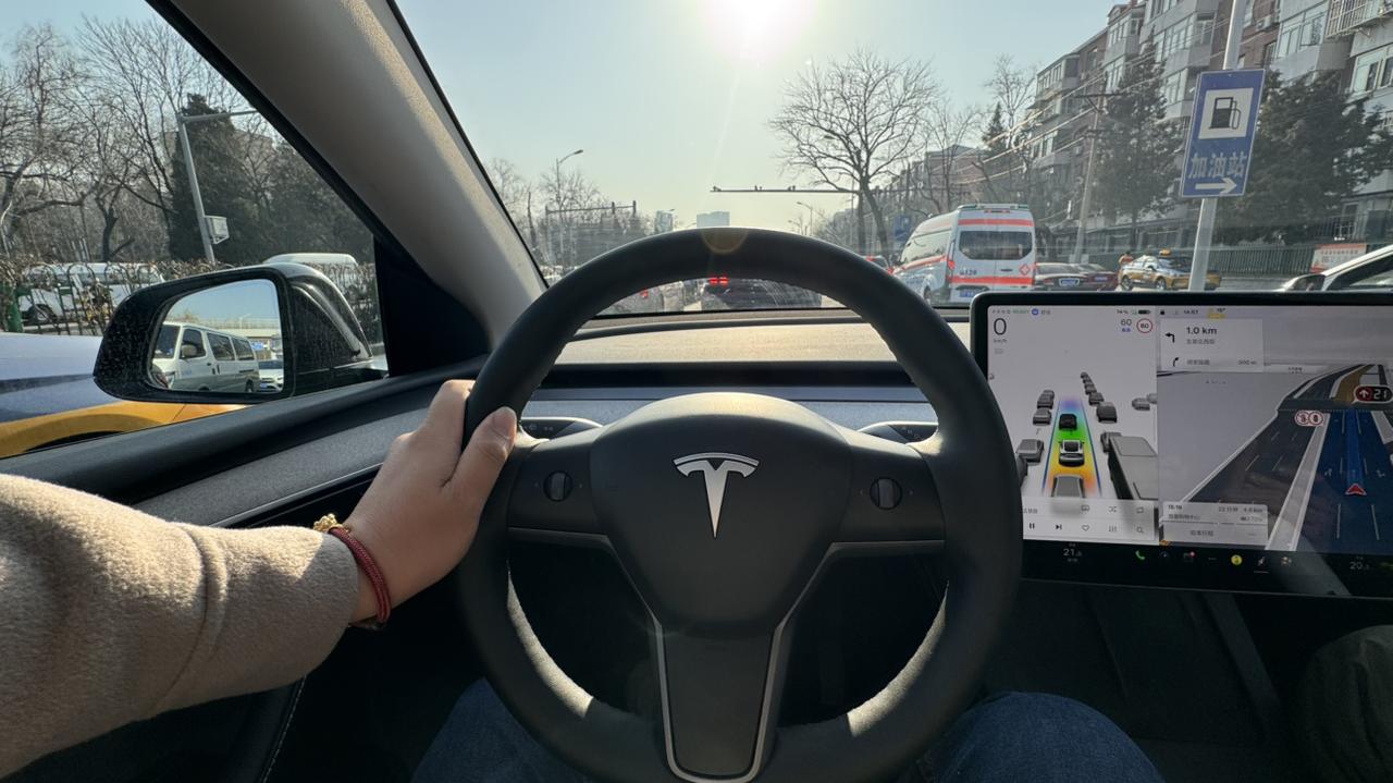 好久没开过特斯拉了…单纯从驾驶层面看，我是挺喜欢它的原装避震对我来说，动态满