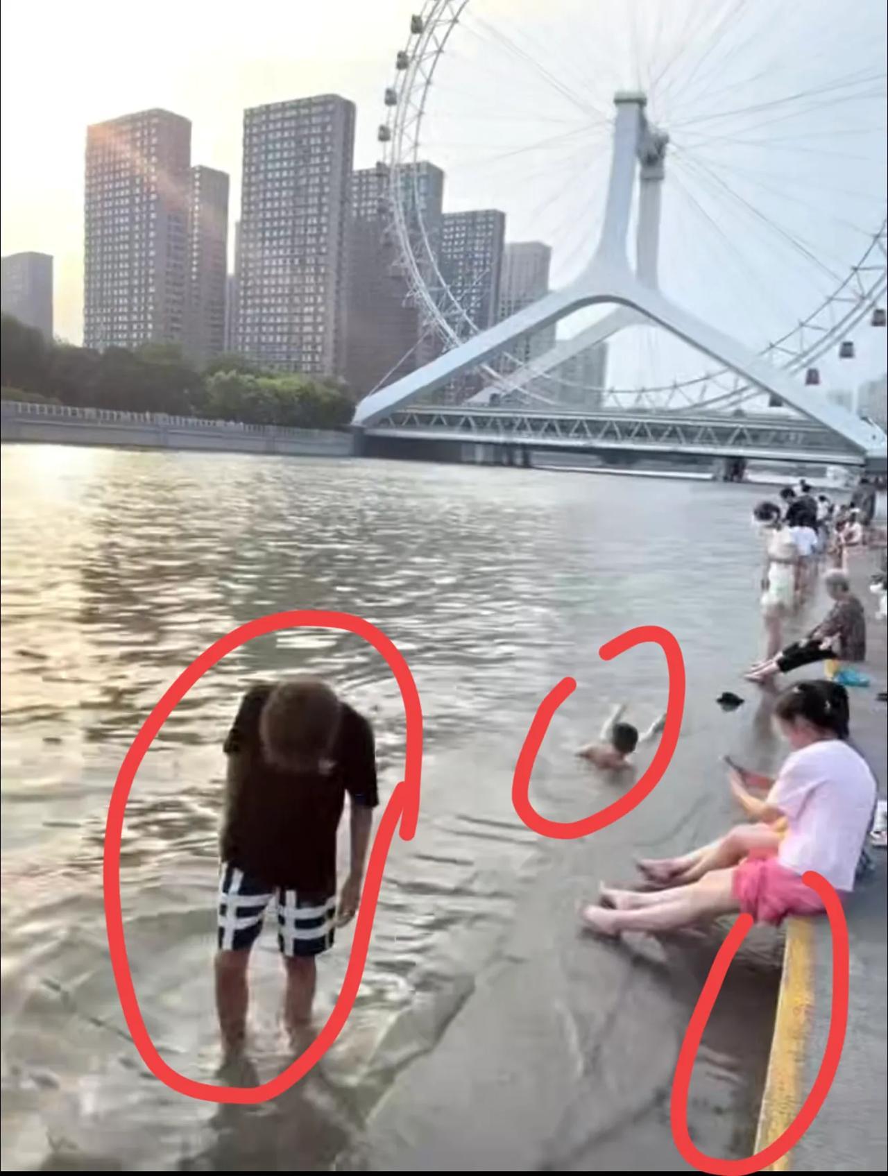 天津之眼溺水悲剧不应该呀。跳水大爷去哪了？陕西榆林一家四口趁暑假来天津游玩，小