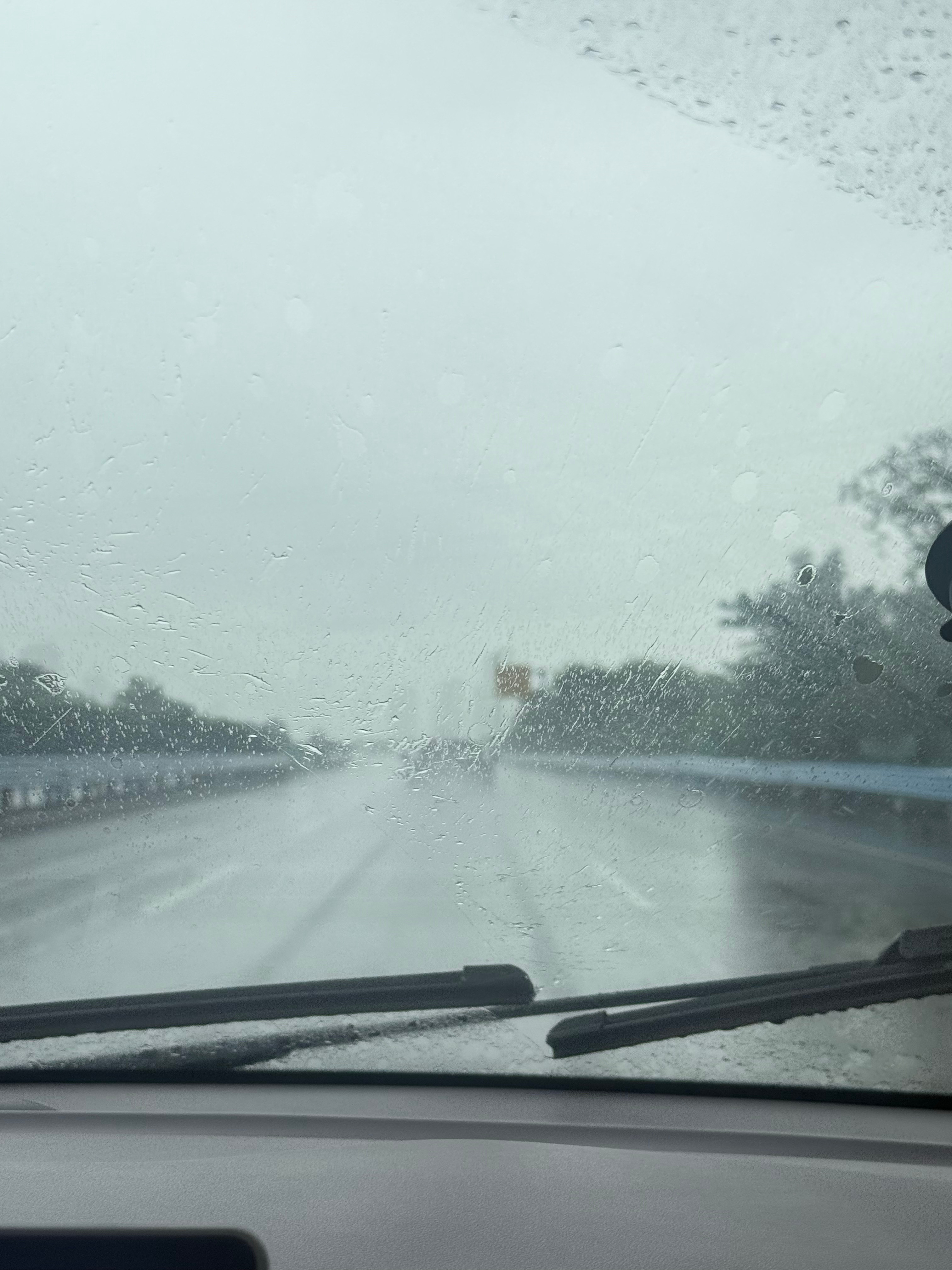 雨大得前车都看不到了…[裂开]每逢试驾必下雨，请叫我雨神湖北暴雨大暴雨