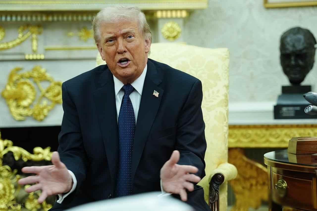 油轮停了，基地关了，保险撤了；美国海军还在喊话，但没人信了；真正的权力，藏在理赔