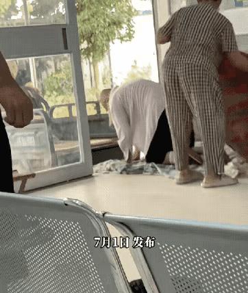 “老来难啊！”卫生院里，一位老大爷打完点滴，因为老伴抱不动他，他只能自己从病房里