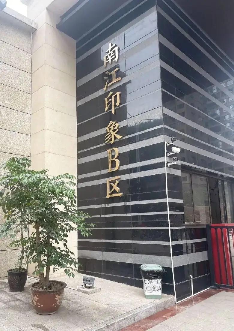 41岁准姐夫邓某喝酒后动手杀了准丈母娘和准小舅子，他的女友受伤住院。据悉9月
