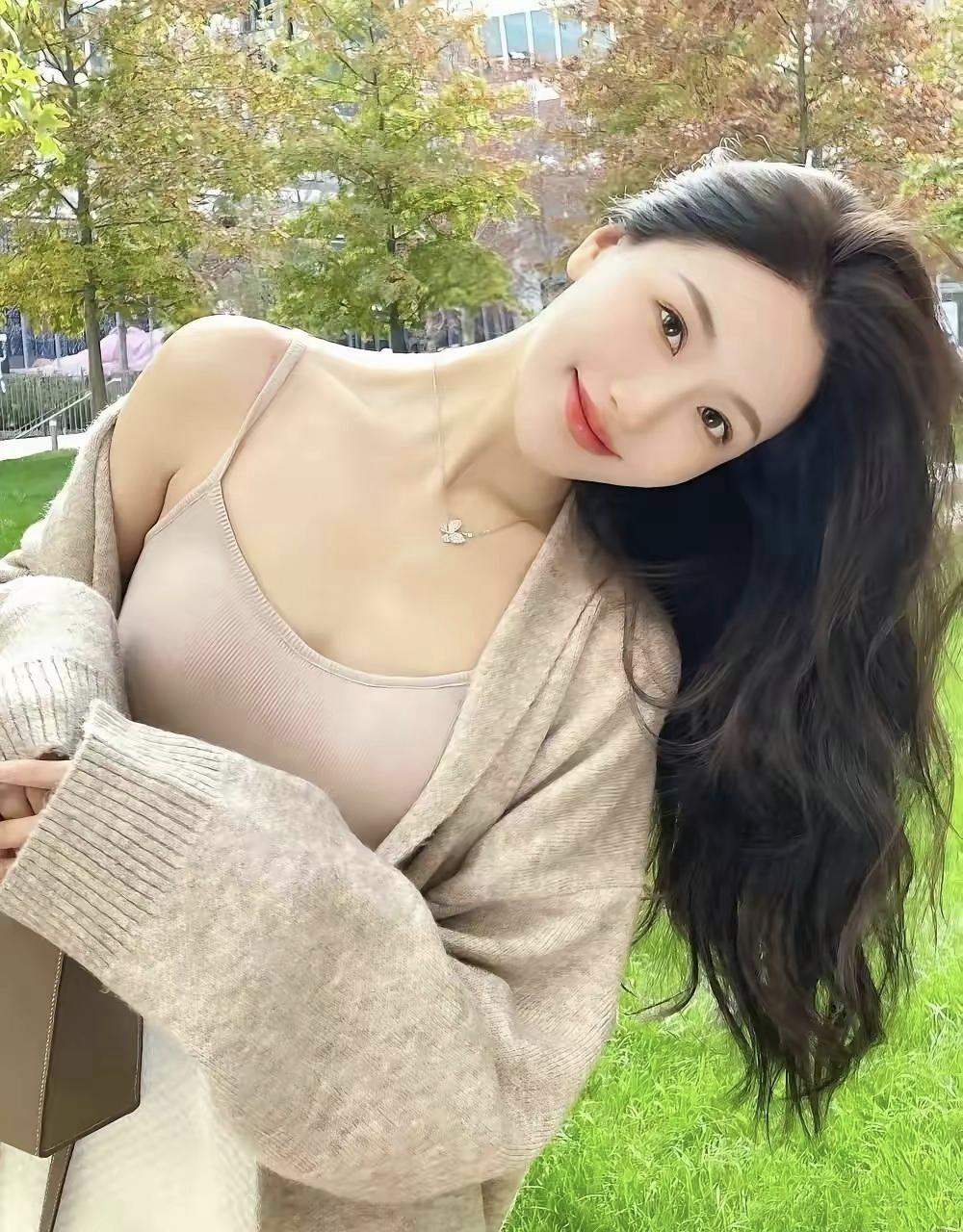 美图欣赏，看图写诗，情感解读《晴日闲行》七言绝句：浅褐衣衫软似云，晴光