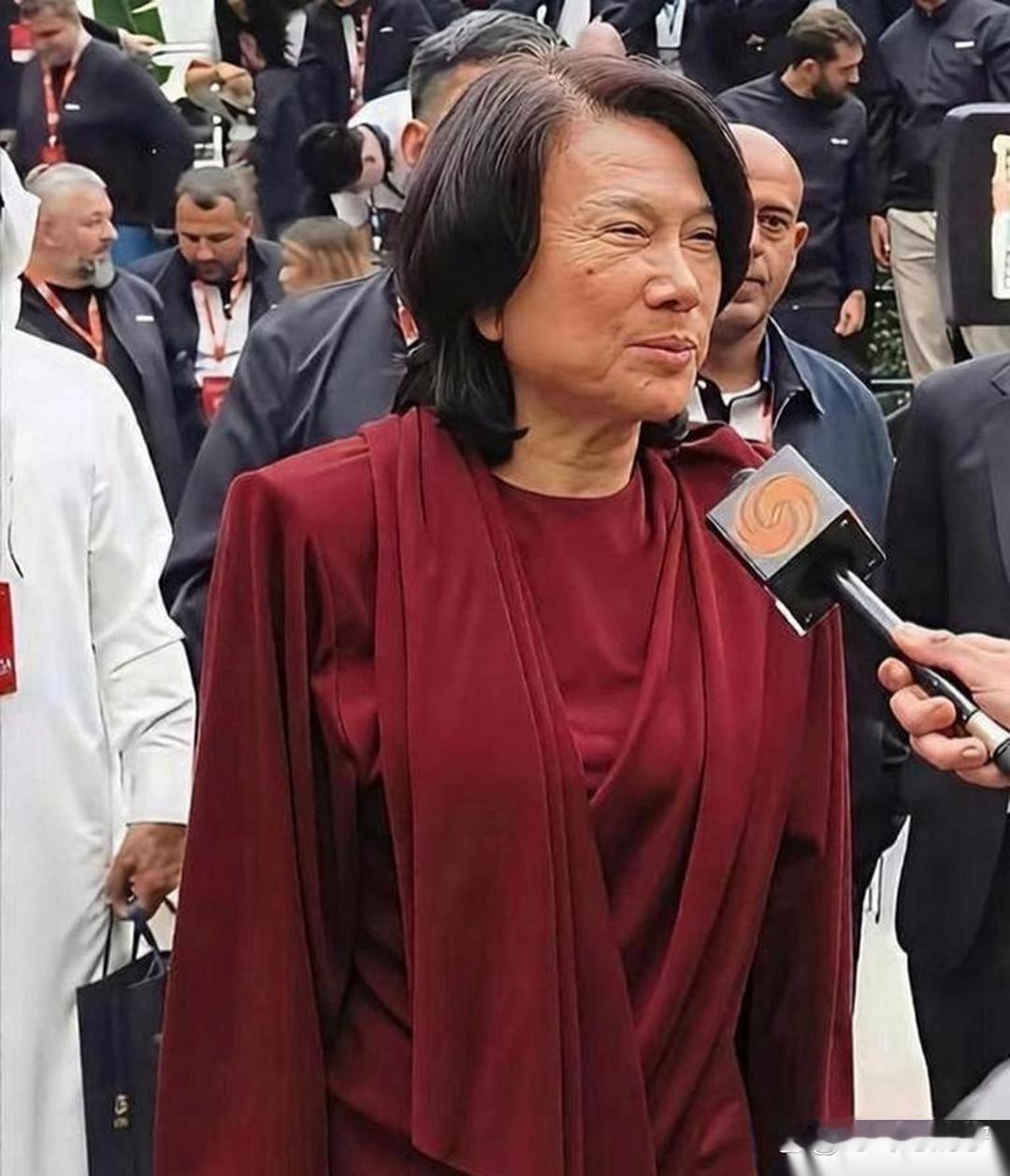 主持人问董明珠："你微信里加的都是马云、王健林、刘强东这些大人物，平时你们都聊啥