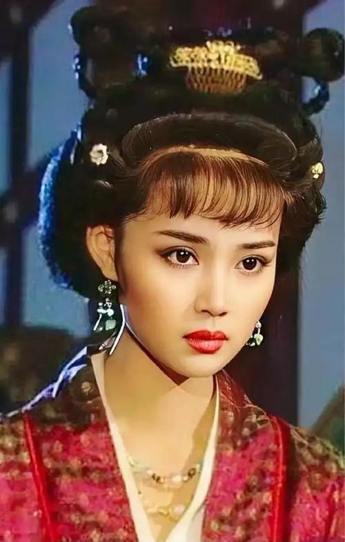 公元710年，上官婉儿躺在床上，正回味昨夜与李显的温存，一脸陶醉。一个宫女跌跌撞