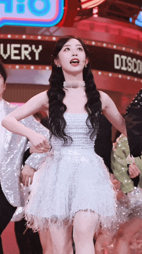 邓恩熙在好六夜舞台扭的这一下，真的是太有魅力了！她身姿曼妙，动作优雅，扭腰时那股