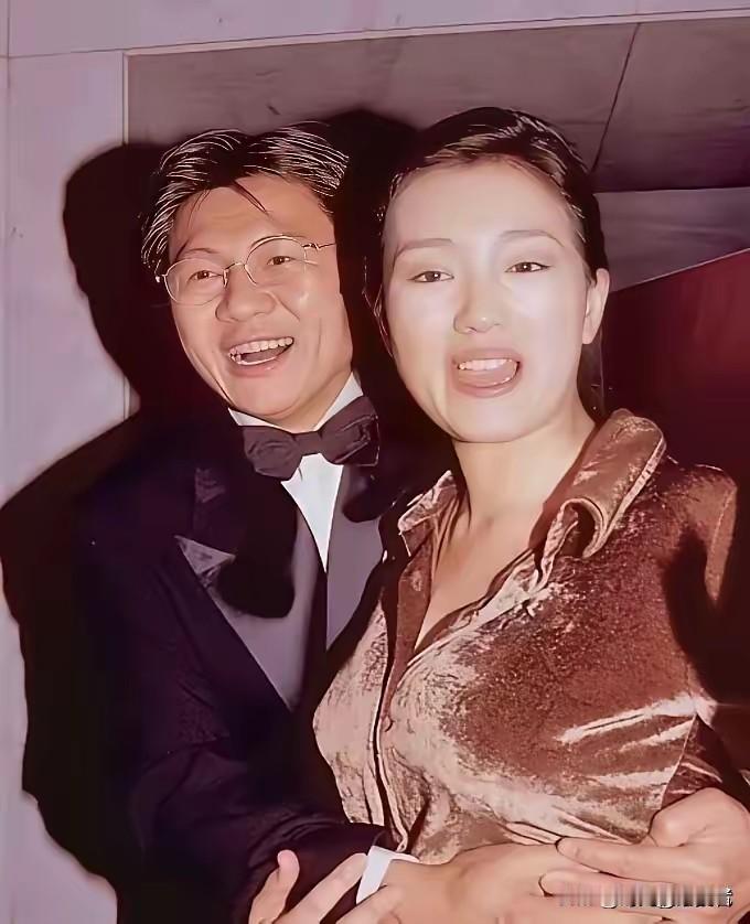 巩俐的第一任丈夫黄和祥真是骗了巩俐好久，明明是个合同工，非要说是富豪，巩俐也是吃