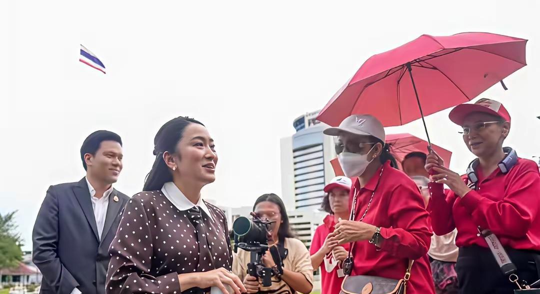 不当总理了，佩通坦容颜大变！昨天（9月26日），泰国前总理佩通坦前往父亲他信服