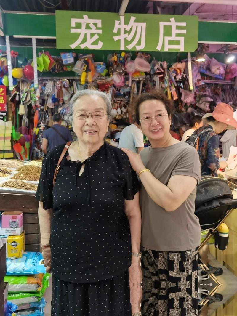 90岁的老太太去市场给重孙子挑零嘴，刚走到摊位前，就被路人一嗓子喊破了身份。老太
