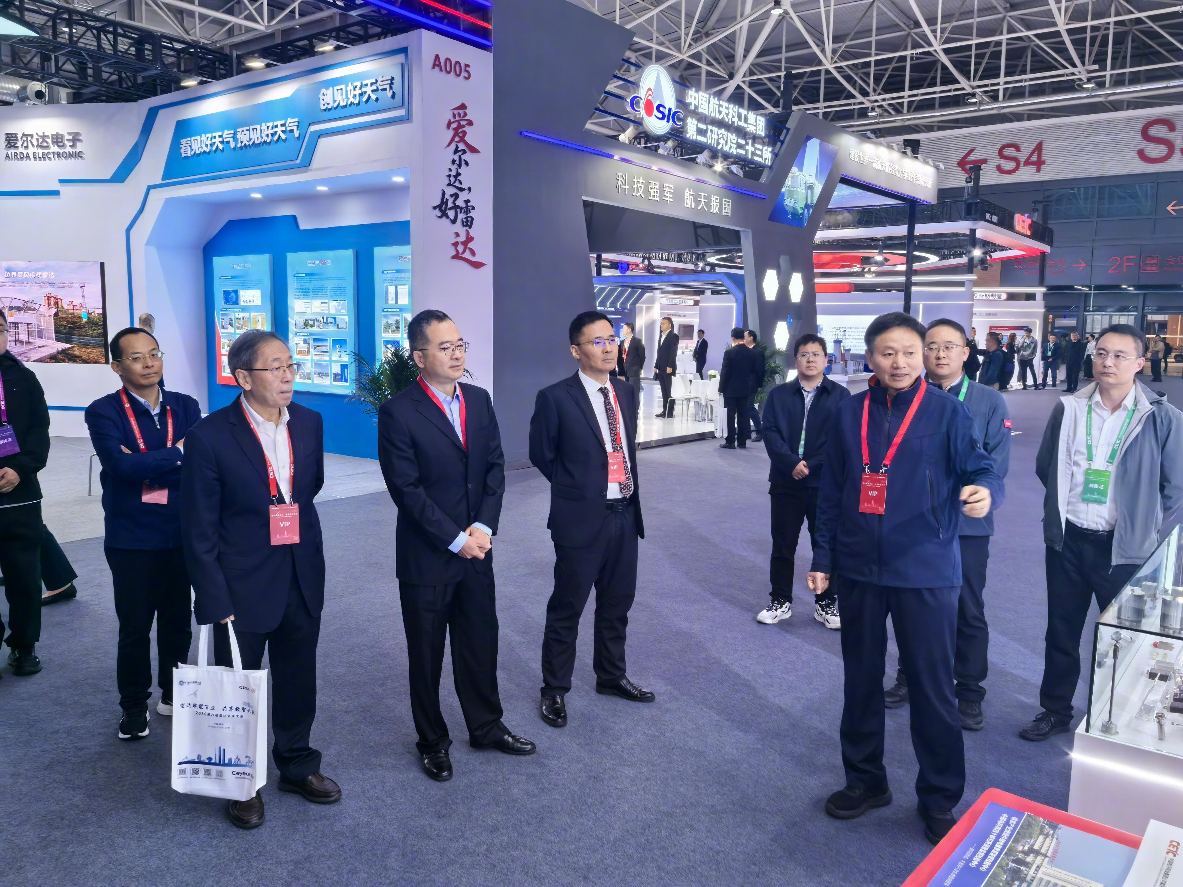 说个有趣的事，一群院士大咖逛展，展台工作人员认真讲解，有个人可能觉得机会难得，很