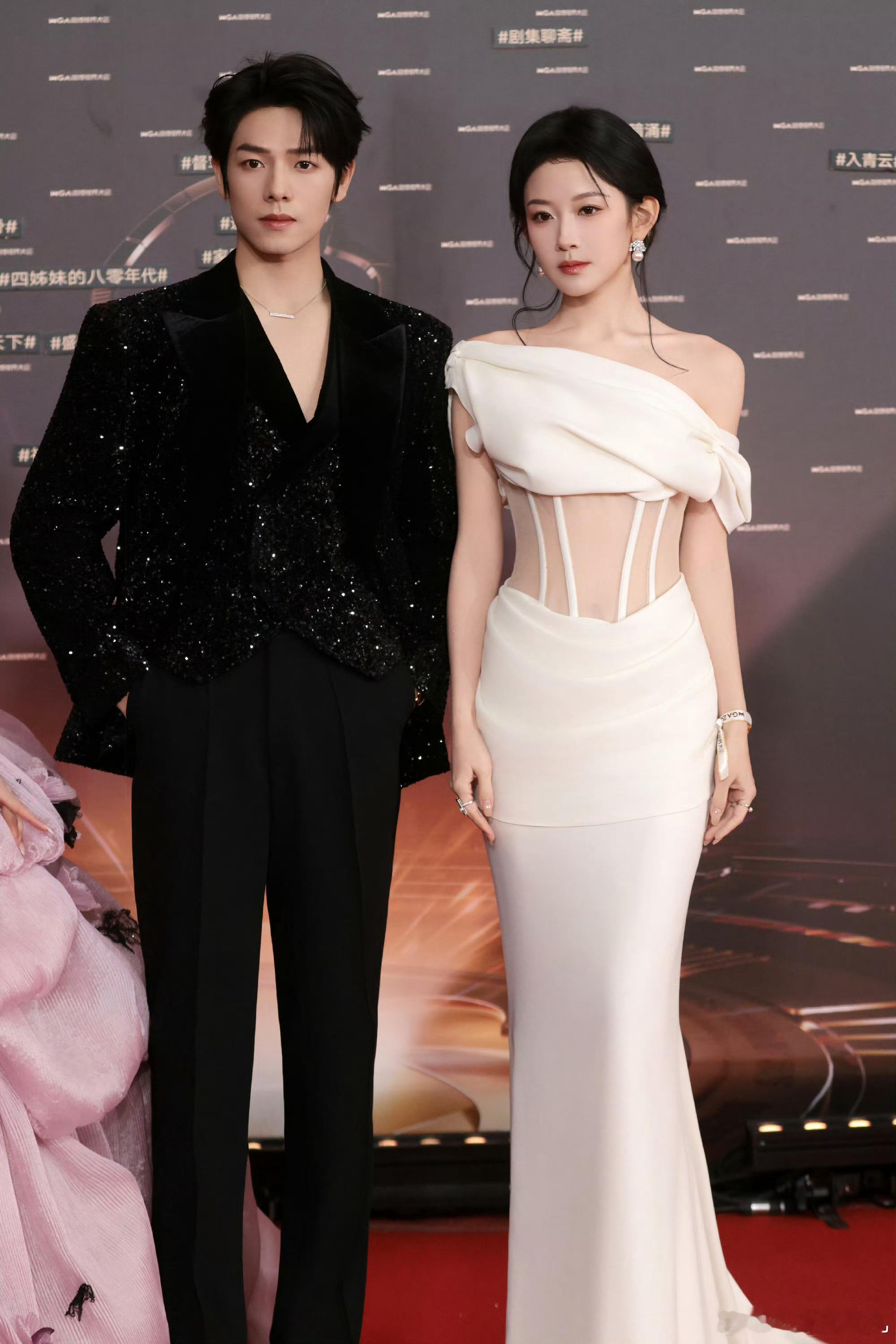 真情侣在同一个公司是这样的，韩雨彤曾辉出个活动一堆双人图落日雨辉​​