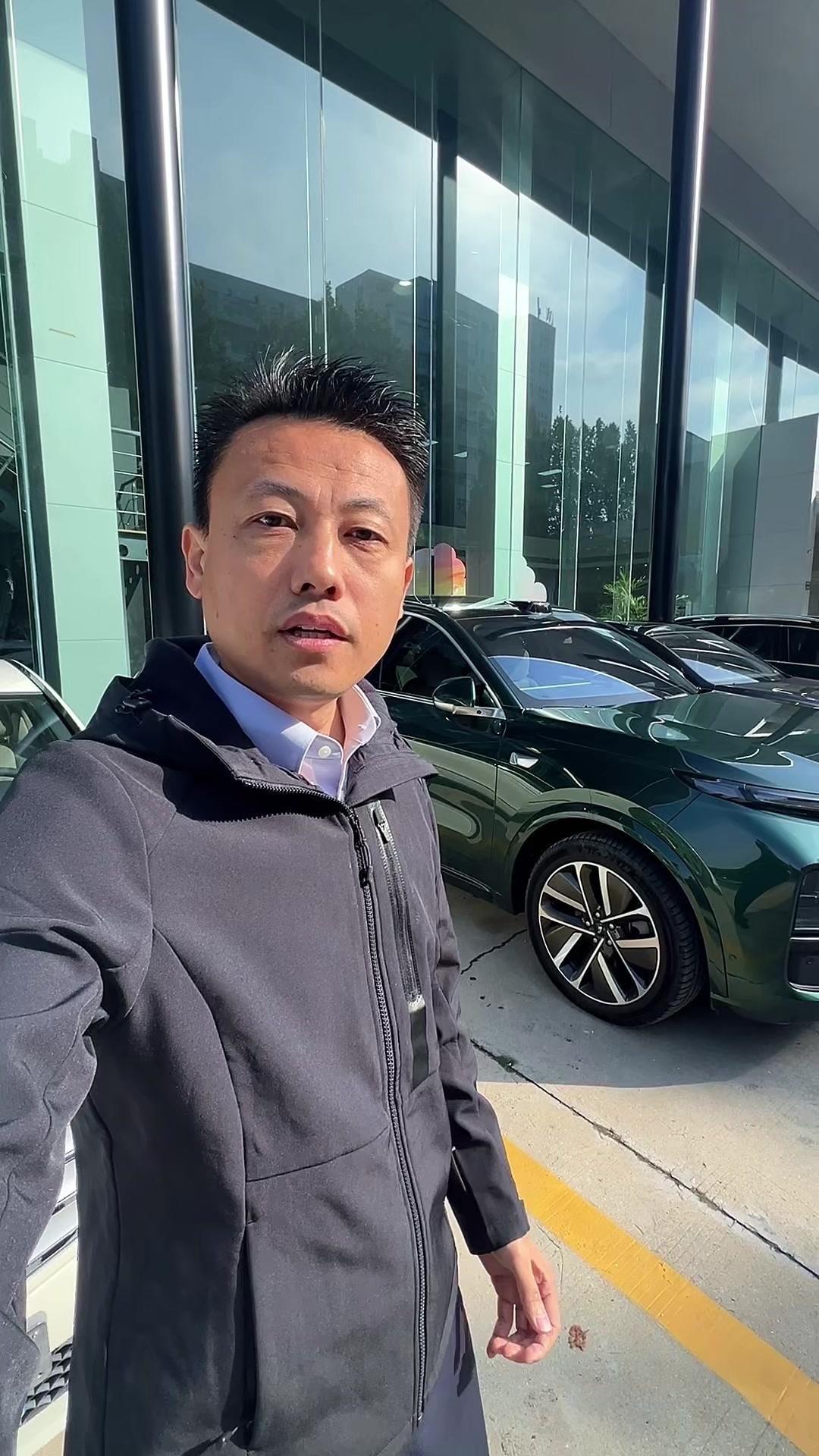 人生总要有理想，所以先选了理想L9。但实现目标后，还是换了奔驰，这大概就是“终有