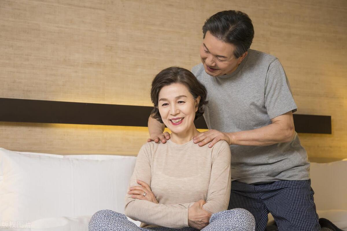 我一个朋友，她婆婆二婚嫁给一个老光棍，在她怀孕3个多月的时候，没想到婆婆也怀孕了