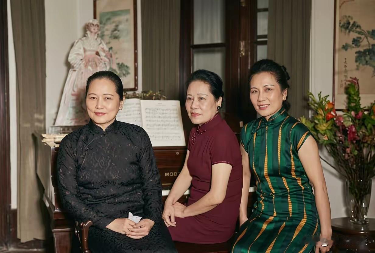 抗战时期的1943年，宋氏三姐妹于重庆拍下一张合影。跨越烽火岁月，这样三人同框的