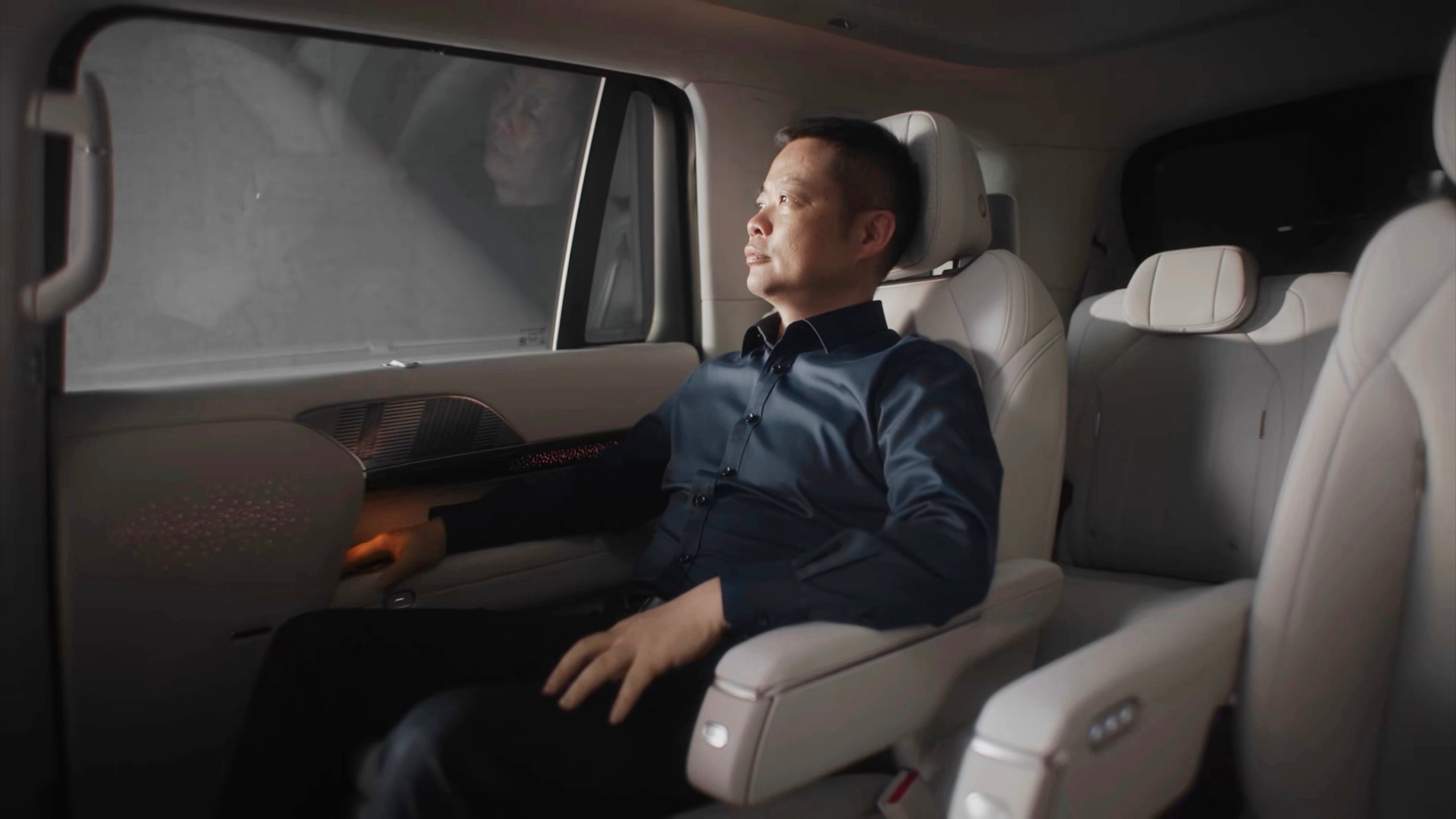 小鹏GX后排曝光椅形和X9有点像，但更加精致门板是全新的设计，还有带打孔的氛围灯