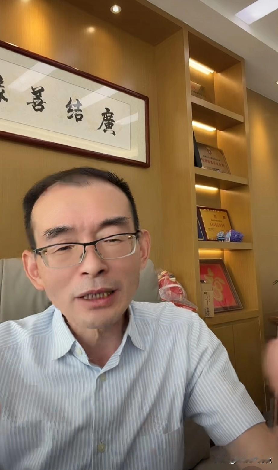 谢岳今天中午突然开播了，可能是因为昨天很多人见证叶锐聪回家，而且他的妈妈
