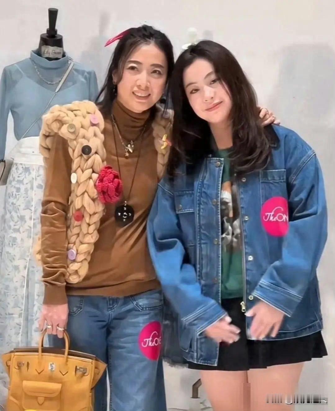 甘比大女儿刘秀桦才16岁，就透着股少年老成的劲儿。小时候显成熟其实是好事，娃娃脸