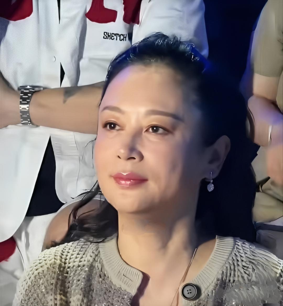 57岁第一美女陈红参加线下活动，昔日的古典美女如今很是富态，脸型圆润，眉眼间再无