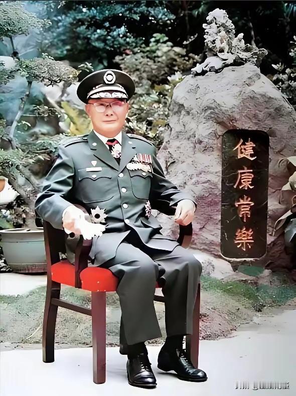 95岁依旧一身军装精神十足！远离政坛之后，何应钦活到97岁高寿1985年在