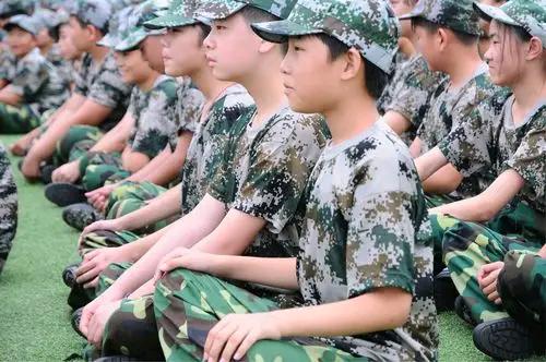 今年学霸抢报军校，这并不奇怪。因为孩子报考部队院校，除了有些学子保卫祖国、报效祖