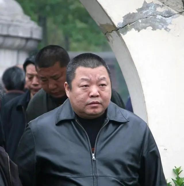1997年，臧天朔与廊坊的梁勇发生冲突，被打到住院。他赶紧给加代打电话：“代哥，