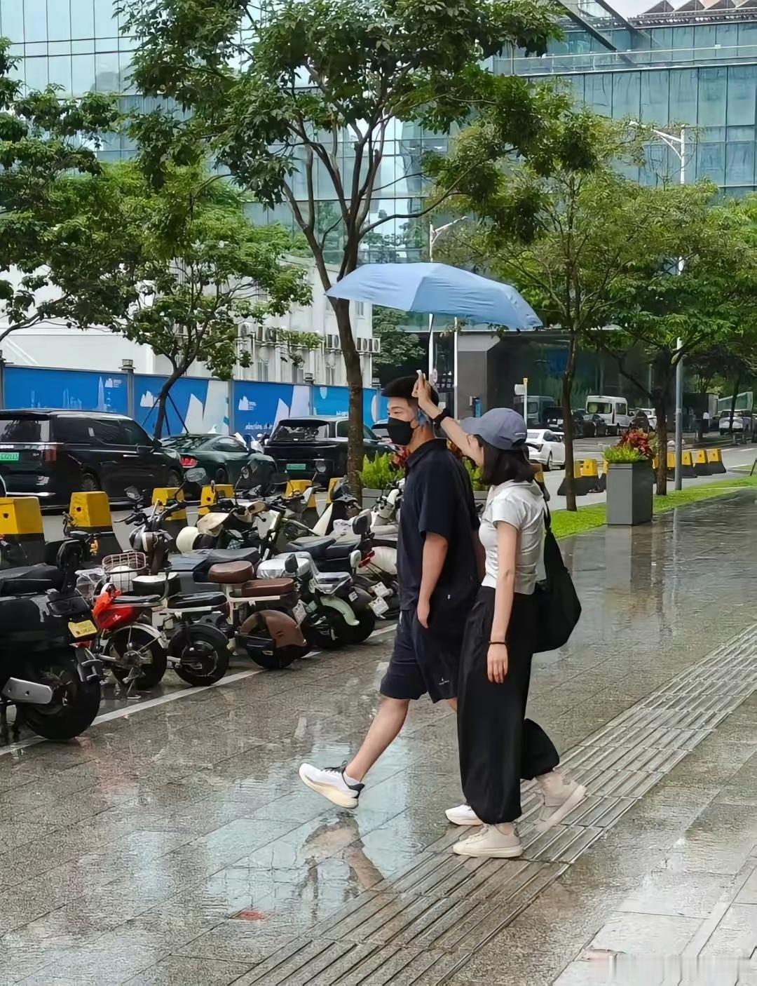 这太恩爱了何超莲在深圳结束工作窦骁火速结束拍摄赶来赴约，2个人还一起去万象城吃饭