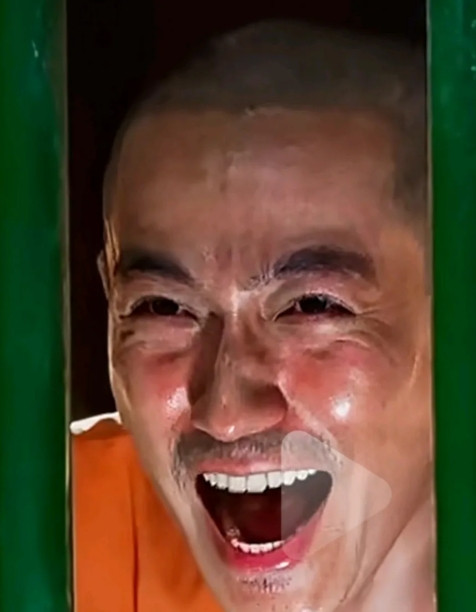 这是电影《消失的她》，朱一龙演的男人，杀了妻子后被关押，破了此案的妻子的女朋友问