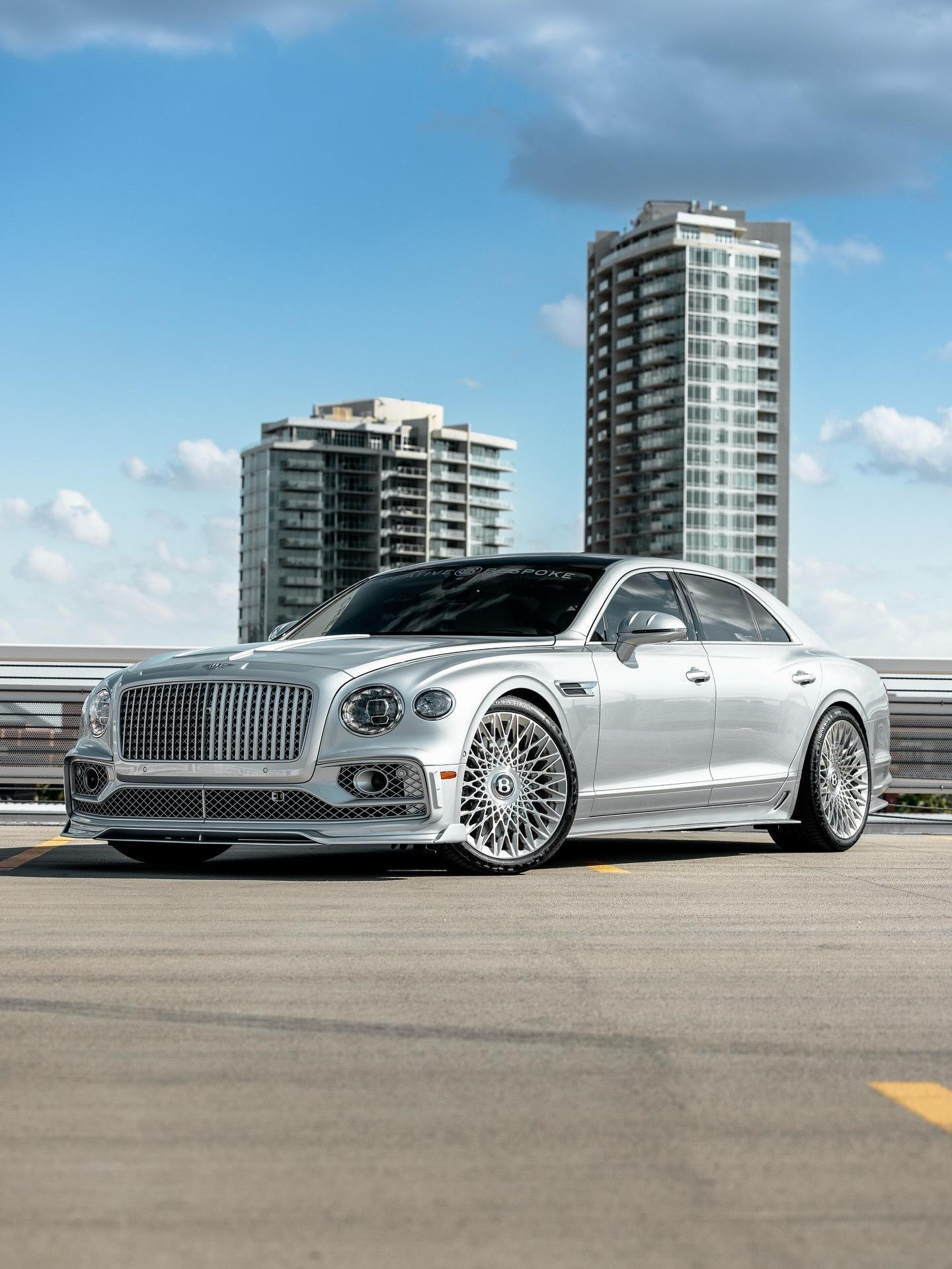 2021款宾利定制FlyingSpur，银色配白色皮革内饰，定制碳纤维车身套件