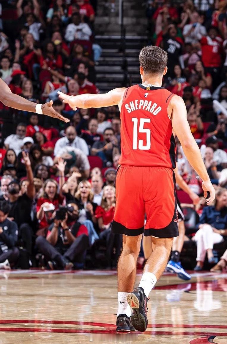 杜兰特谈谢泼德：“他投篮很果断，而且在挡拆配合中表现出色。所以，我们需要他继续这