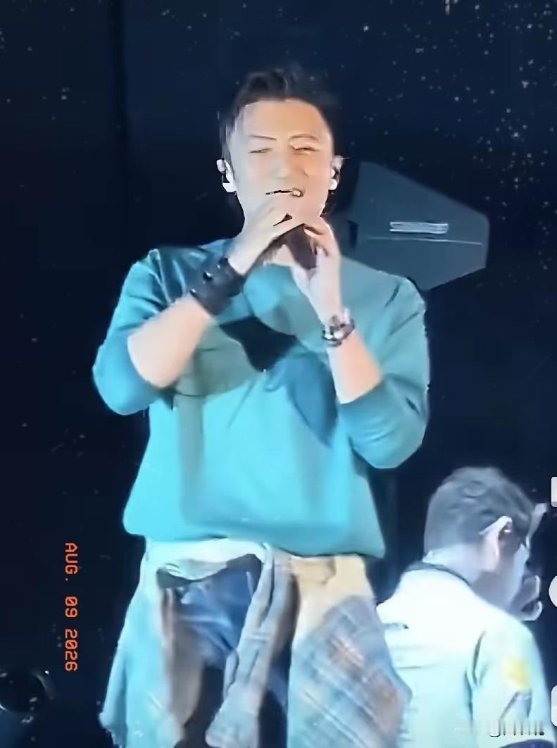 谢霆锋，意味不明啊8月8日晚上，谢霆锋的演唱会现场引发