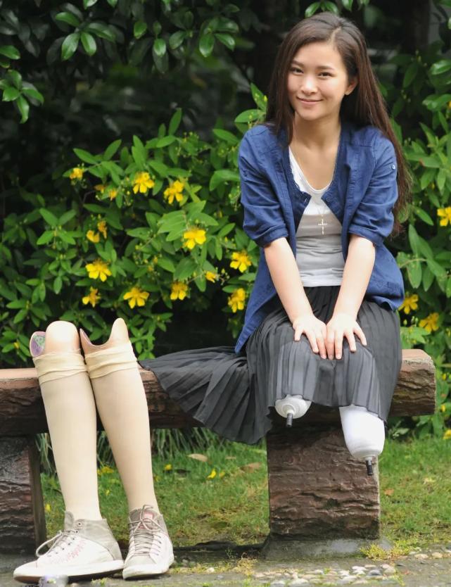 2008年，一舞蹈老师在地震中失去了双腿，出轨的丈夫却趁此提出离婚。然而，10年