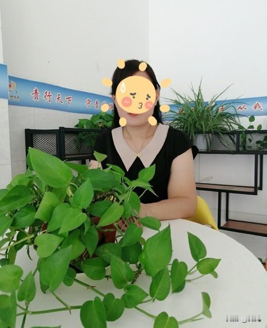 张春景老师在课上因学生骂她“寡妇”气得脑溢血倒在教室里。张春景老师再有