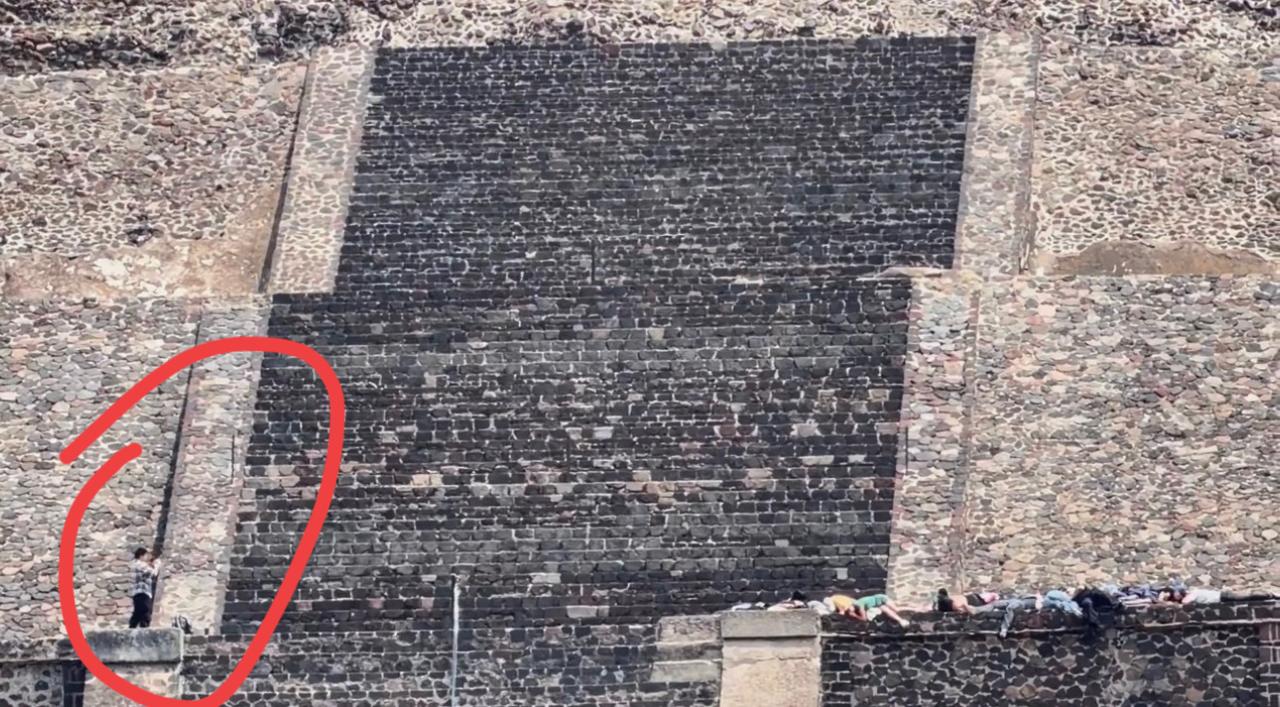 枪手随即在金字塔上自杀！当时正是中午，该男子悄无声息爬上43米高的金字塔，从