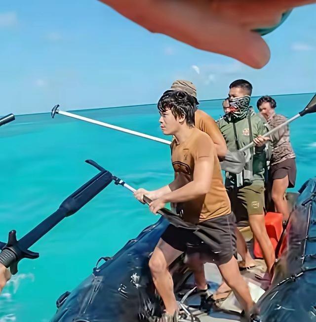 中国在冷兵器这方面是祖宗，看看与菲律宾船员的对峙画面，中国人从来不打无准备之仗。