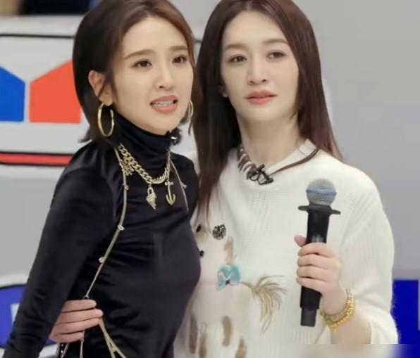 李小冉拿了507票，赢了比赛，她对着话筒说：有黑幕。台下有安崎，有唐艺昕，有