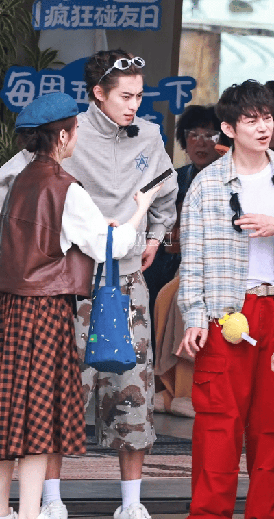 何炅仰头看王鹤棣这一下亲爱的客栈王鹤棣：何老师，我这身高是不是给你压力了？