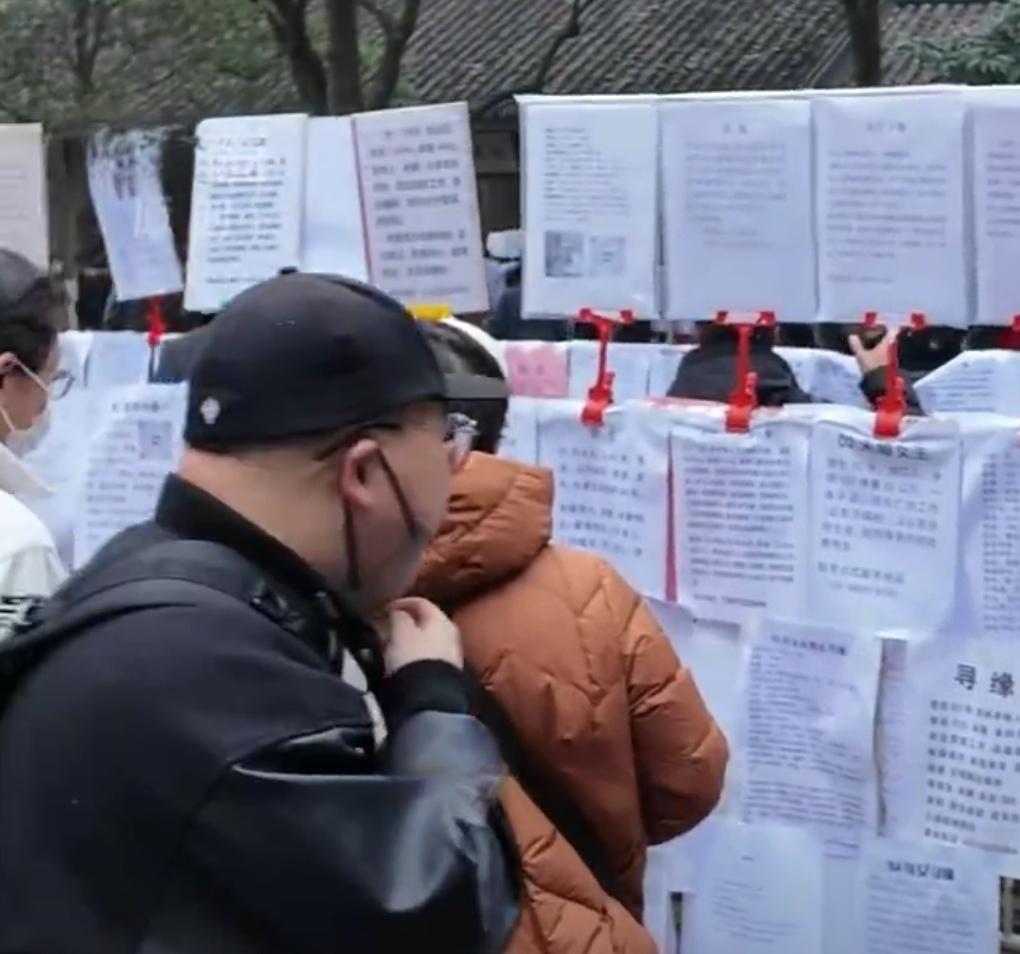 在杭州萧山，这家开了27年的“金点子婚介所”最近火得不行。老板李继延手里6个手机