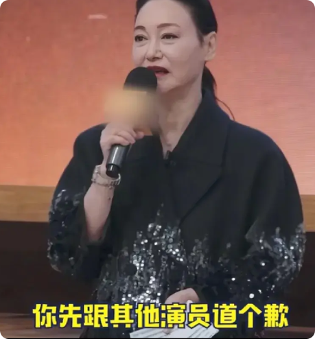 金巧巧迟到后，惠英红冷着脸不客气的对她说：“你先给所有人道个歉。”金巧巧一脸尴尬