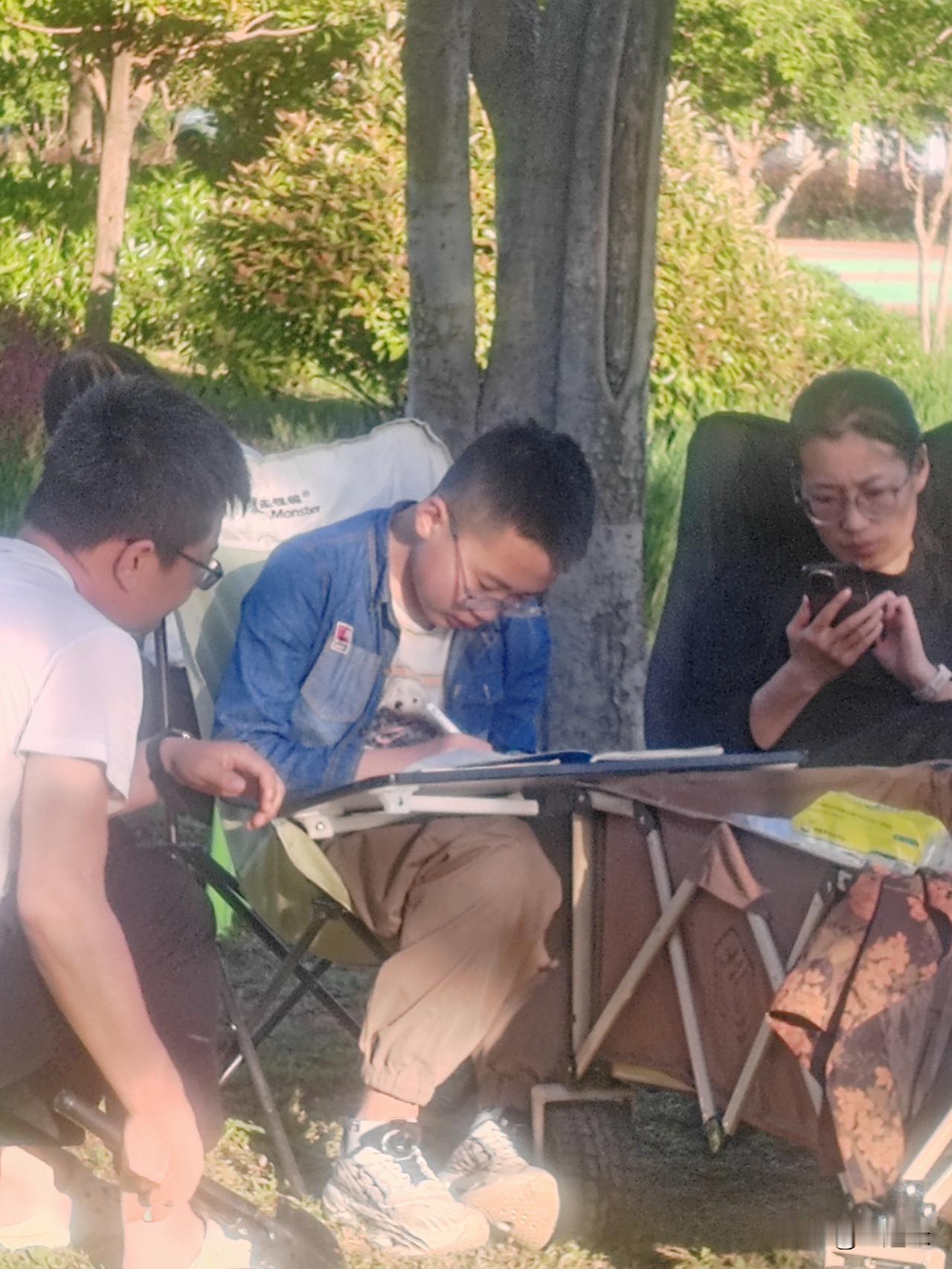 以前上学，最怕开学分班考。考进重点班，全家欢天喜地；被分到普通班，孩子抬不起头，