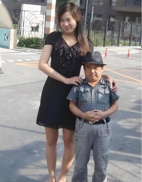 北青网发布，身高1米28，他却“高”过所有人！陈三木这位“中国第一矮星”，以天生