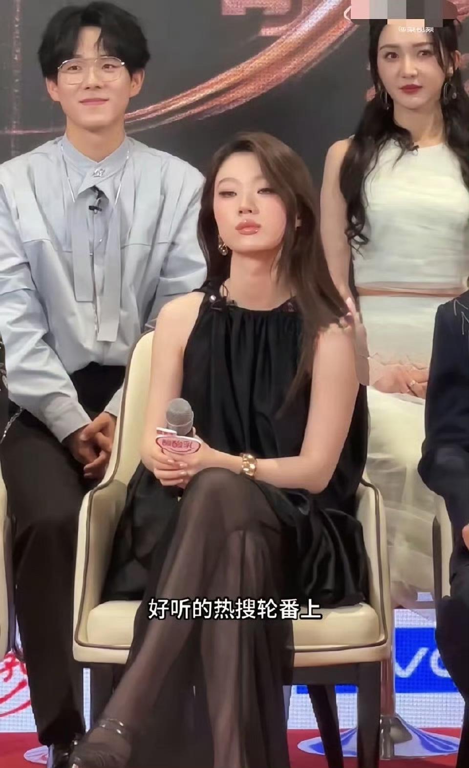 瞧瞧咱这单依纯啊，那傲娇的劲儿，简直能冲破天际啦！那小模样，走起路来仿佛脚底都带