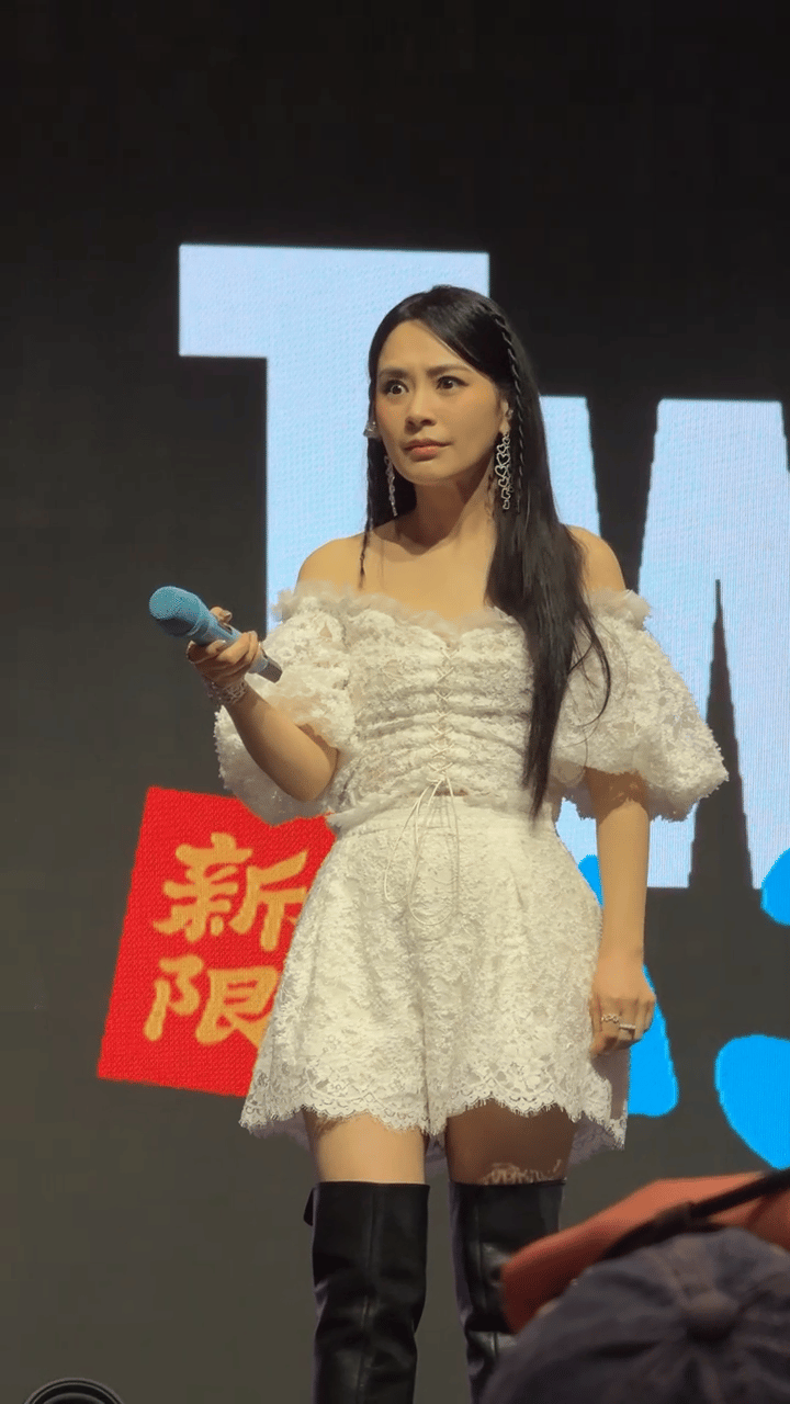 阿娇这表情太可爱了吧！她瘦下来真的好美呀，衣品也很在线！