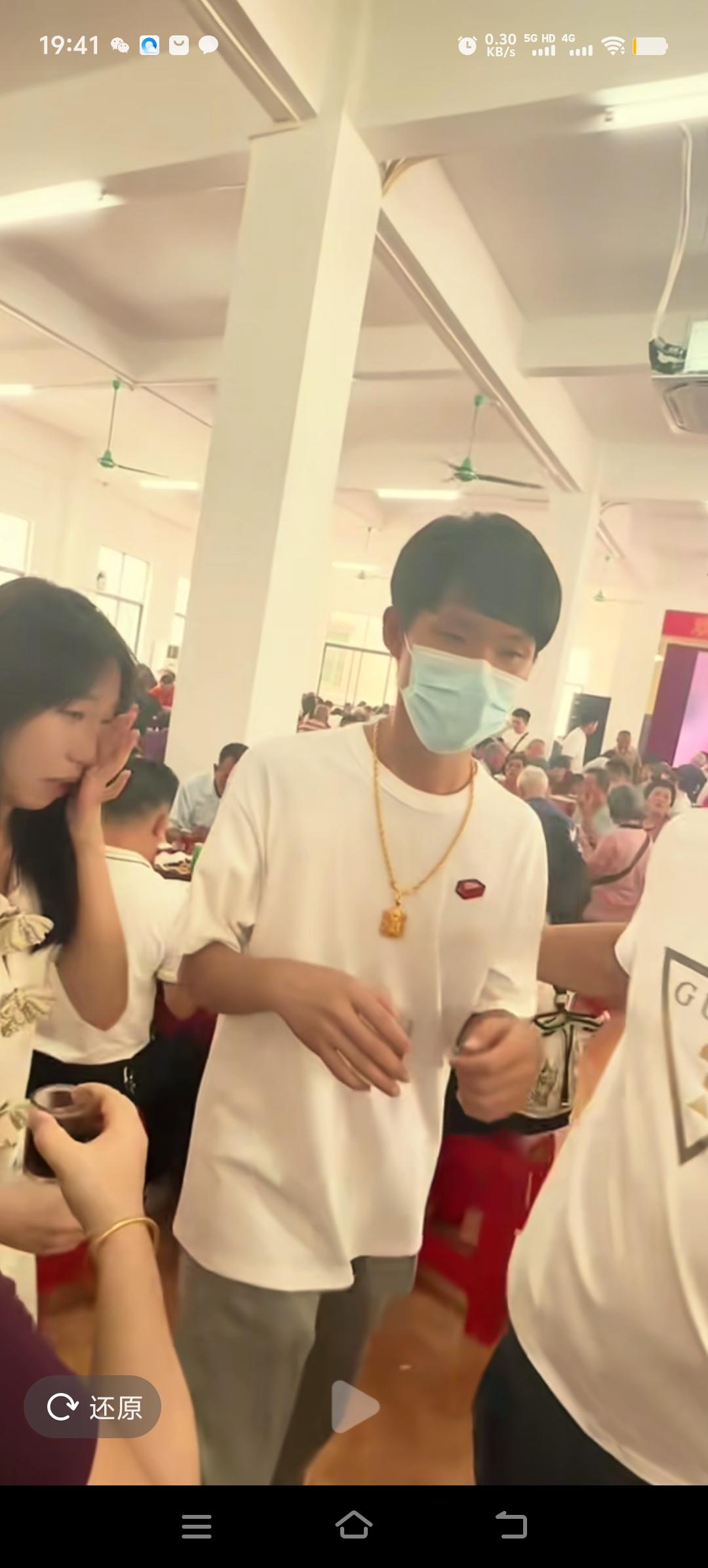 叶锐聪认亲团圆宴当天，他向到场宾朋敬酒时，叶锐聪的妈妈紧紧搂住他，姐姐在一旁不时