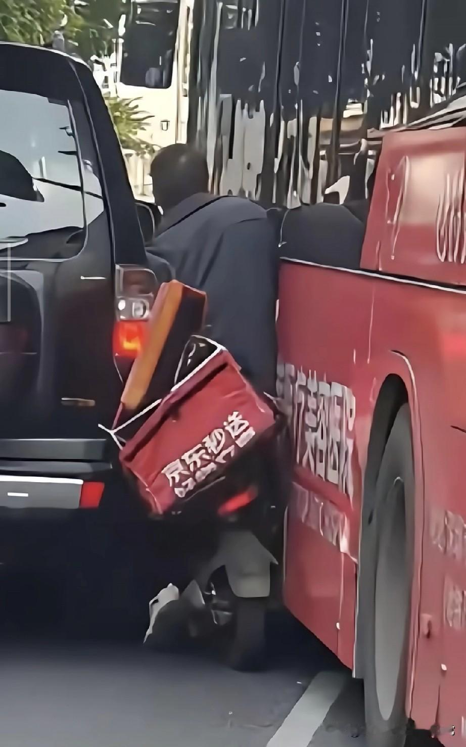 外卖小哥被卡两车缝隙，这一幕看哭路人！直接揪紧心了！成都街头，一位外卖小哥