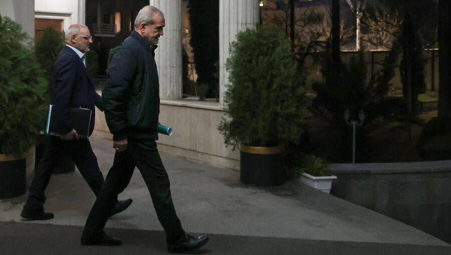 对于美国，以色列继续轰炸，斩首，刺杀伊朗高层人员，当地时间3月3日，伊朗总统佩泽