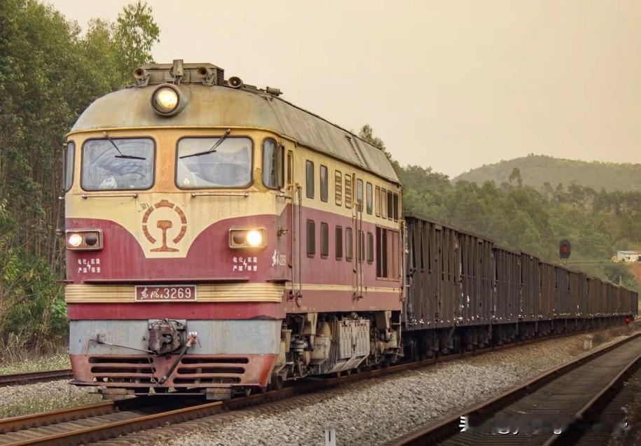 春罗铁路，广东云浮罗定的一条地方铁路。说起这条铁路，也是罗定人的一个骄傲了。罗定