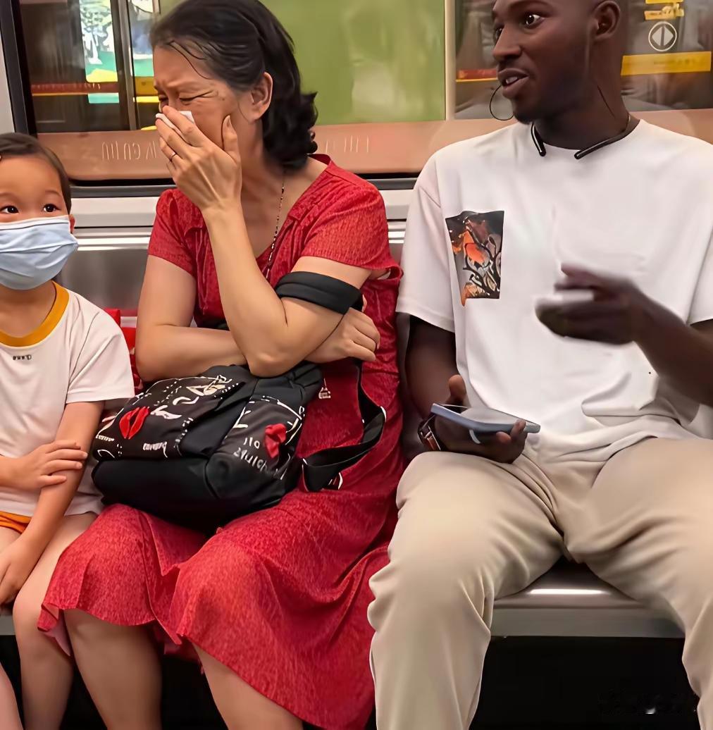 不要怪大妈，是黑人的体味太浓郁了。让大妈真的受不了。大妈才捂鼻子，满脸痛苦的样子
